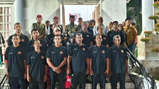 13 Nelayan Aceh Timur Pulang dan Berkumpul Lagi dengan Keluarga