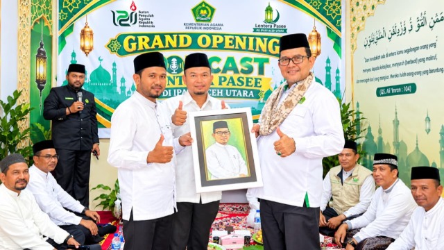 Launching Podcast Lentera Pasee, Kakanwil Kemenag Aceh Terima Cenderamata Lukisan Wajah Karya Penyuluh Agama