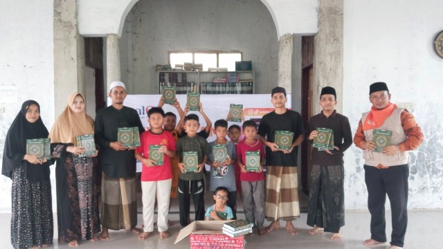 Gerakan Sebar Cahaya Qur'an Yayasan AmalQu Bekerjasama Dengan Ustad Azhar Kiran Salurkan 60 Mushaf dan Apresiasi 6 Guru Quran di LPI BP 'Ulumul Qur'an Gampong Pulo