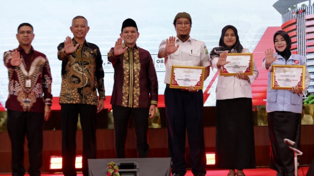 Dek Fadh Bersama Wakil Ketua KPK Serahkan Penghargaan Desa Antikorupsi kepada 15 Gampong di Aceh