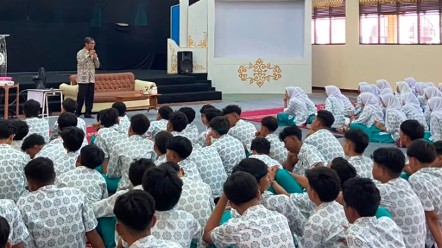 Dekan FMIPA USK Ajak Siswa SMA Sukma Bangsa Pidie Mengenal Kimia dari Kehidupan Sehari-hari