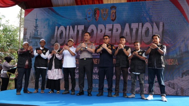 Wagub Aceh Dek Fadh Dampingi Kapolri di Pidie, Apresiasi Pengungkapan Lab Sabu Ilegal dan Bantuan Huntap