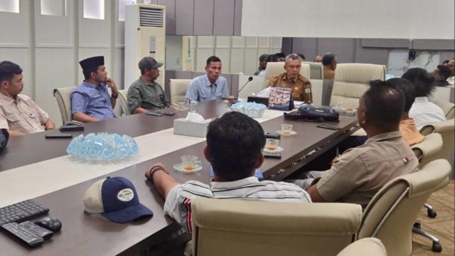 Stafsus Gubernur Aceh Nektu Bahas Progres Pemulihan Lahan Pertanian dengan Plt Kadistanbun