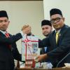 Bupati Tarmizi Serahkan Rancangan Qanun APBK 2024, Aceh Barat Kembali Raih WTP