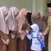 Bupati Aceh Barat Antar Anak di Hari Pertama Sekolah, Jadi Teladan Bagi Orang Tua