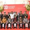 Aceh Peringati HUT ke-80 RI, Mualem Serahkan Cendera Mata kepada Keluarga Pahlawan