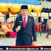 Desi Jumaidir, S.Pd.,M.Si selaku Plt Kepala SMAN 1 Bubon Bacakan UUD 1945 di Peringatan HUT RI ke-80
