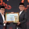 Mualem Raih Penghargaan Kepala Daerah Peduli Pesantren di Anugerah Pesantren Award 2025