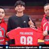 Deyan Moer Bagikan Jersey untuk Pemain dan Pelatih Persabar
