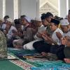 Akhiri Bulan Ramadhan, Wagub Aceh dan Mendagri Salat Jumat di Masjid Darussalam Kawasan Huntara Aceh Tamiang